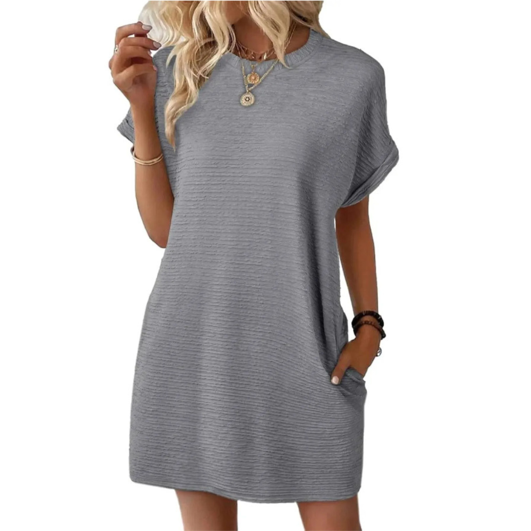 SOPHIA – ONGEDWONGEN CHIQUE T-SHIRT JURK