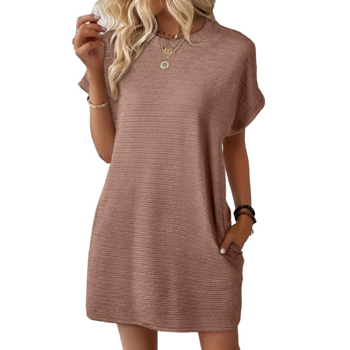 SOPHIA – ONGEDWONGEN CHIQUE T-SHIRT JURK