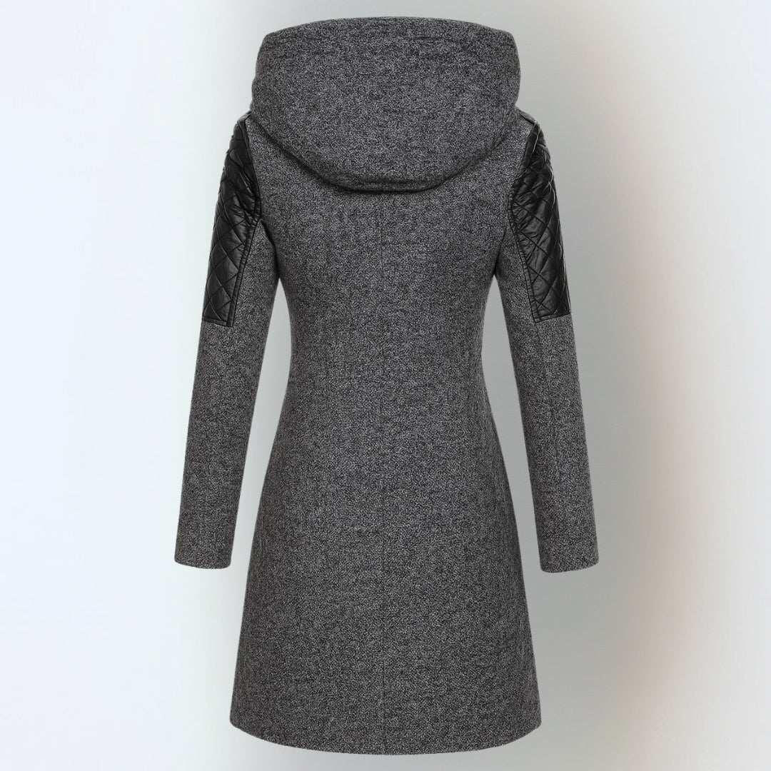 LILLIAN – GESTRUCTUREERDE WOLMIX JAS MET CAPUCHON