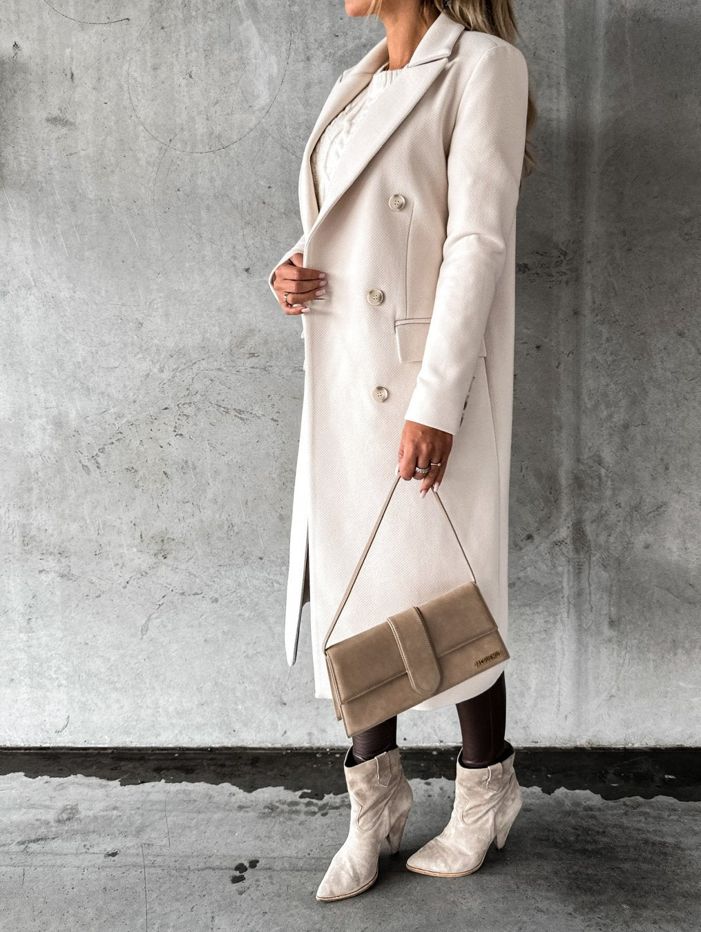 MONIQUE – ELEGANTE DUBBELKNOOPS LANGE MANTEL