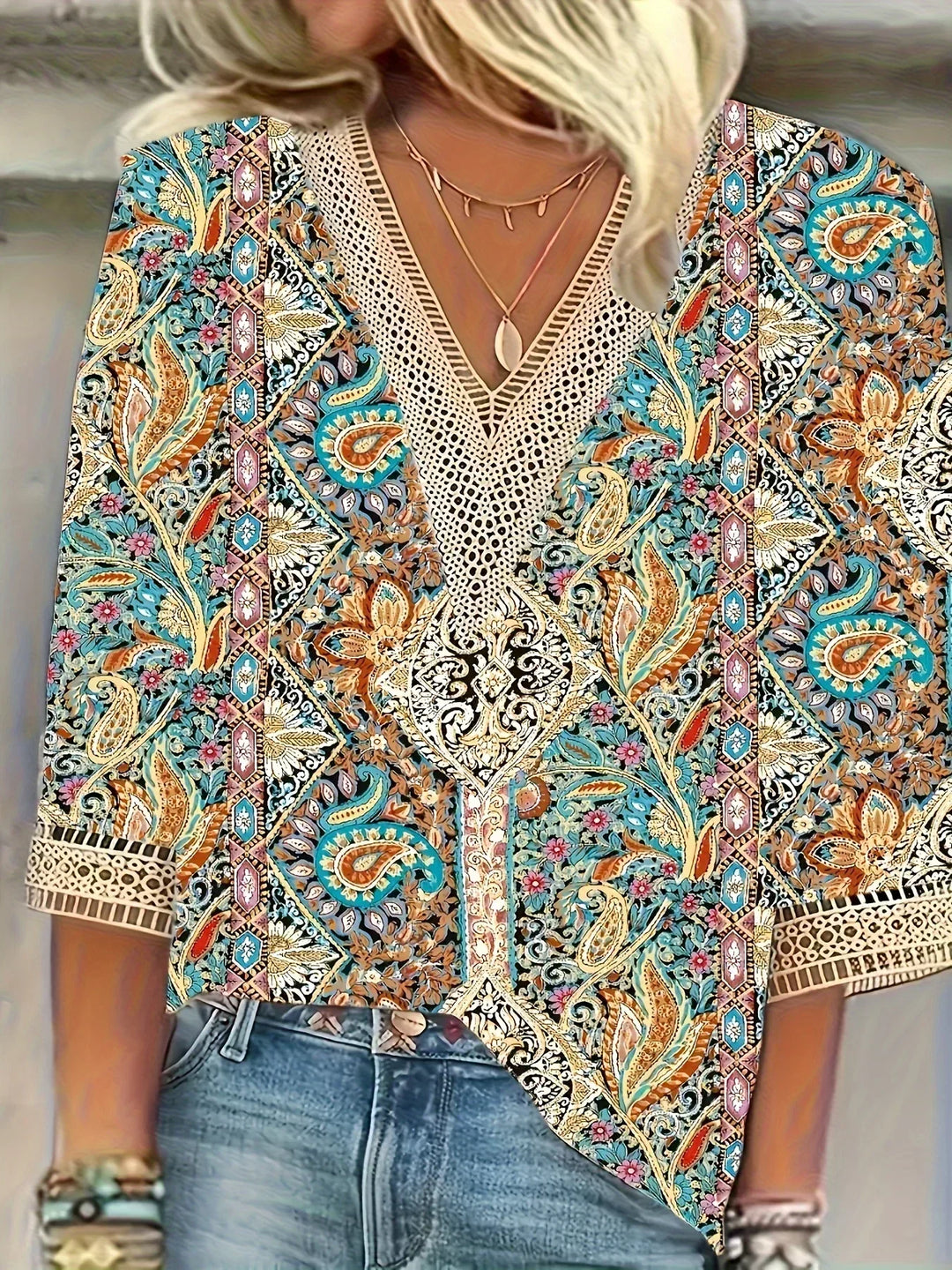 Janine™ | Elegante blouse met kanten V-hals