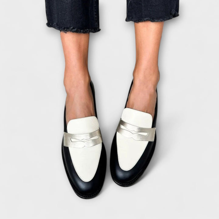 Xara | Zwarte Mocasines met Metalen Glans